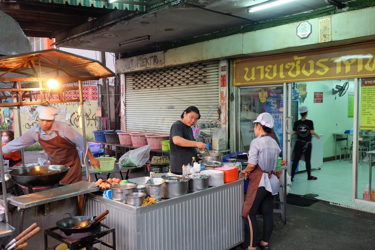 Hostel Baan Paan Sook Unitato Bangkok Exterior foto