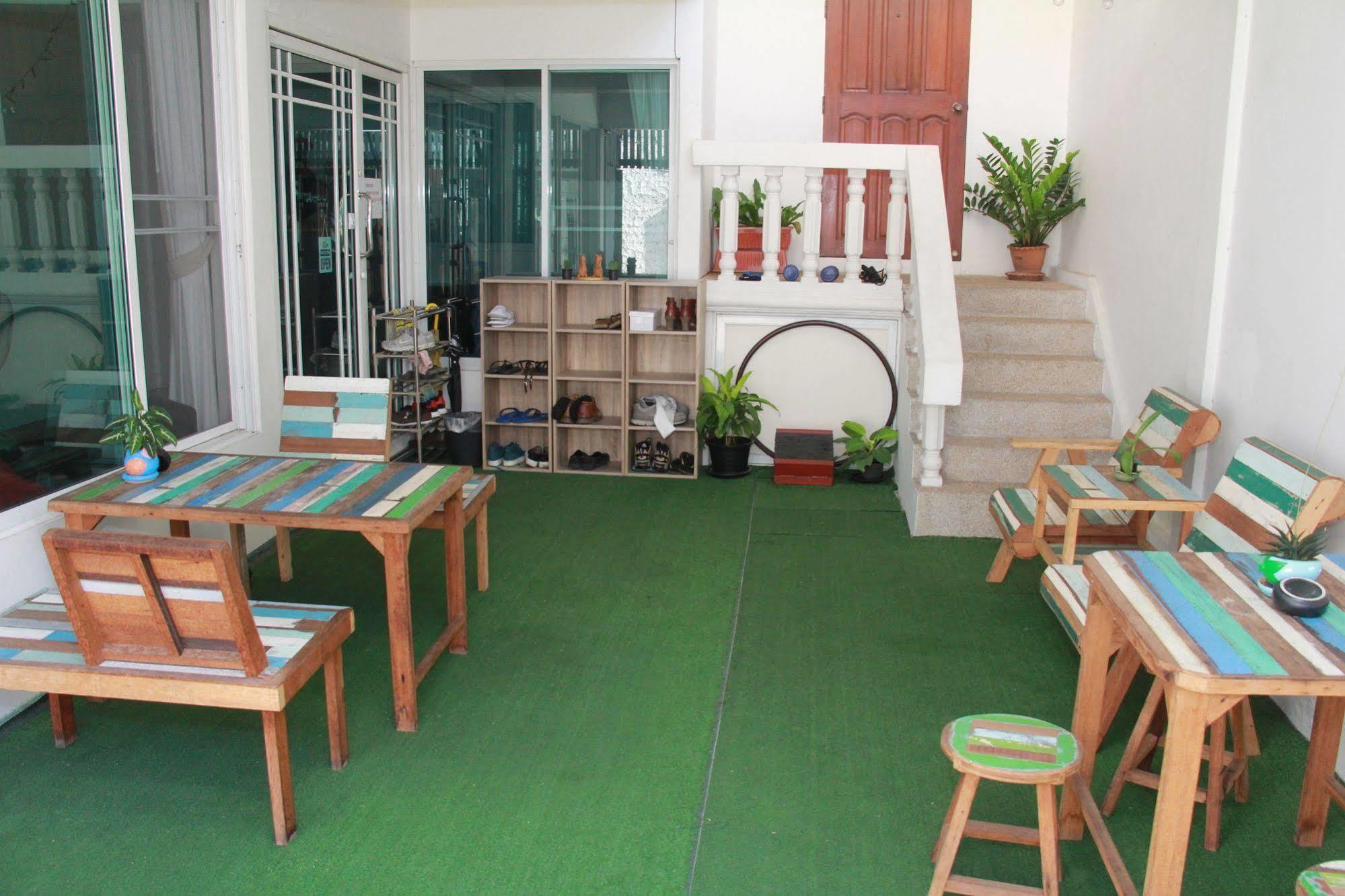 Hostel Baan Paan Sook Unitato Bangkok Exterior foto